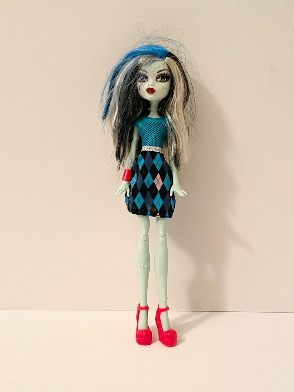 Monster High Budget Frankie Stein Doll Basic Dress Red Shoes Braclet